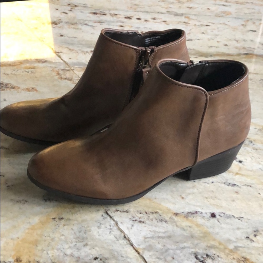 Simply Vera by Vera Wang brown leather booties